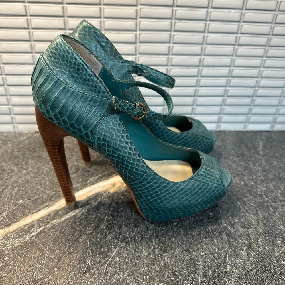Leon max reptile design sandal heel
